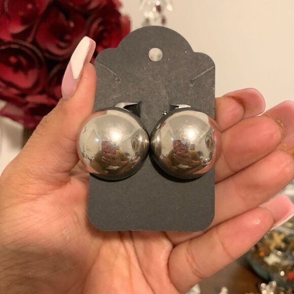 CORO VINTAGE SILVERTONE BALL CLIP EARRINGS - Picture 1 of 2